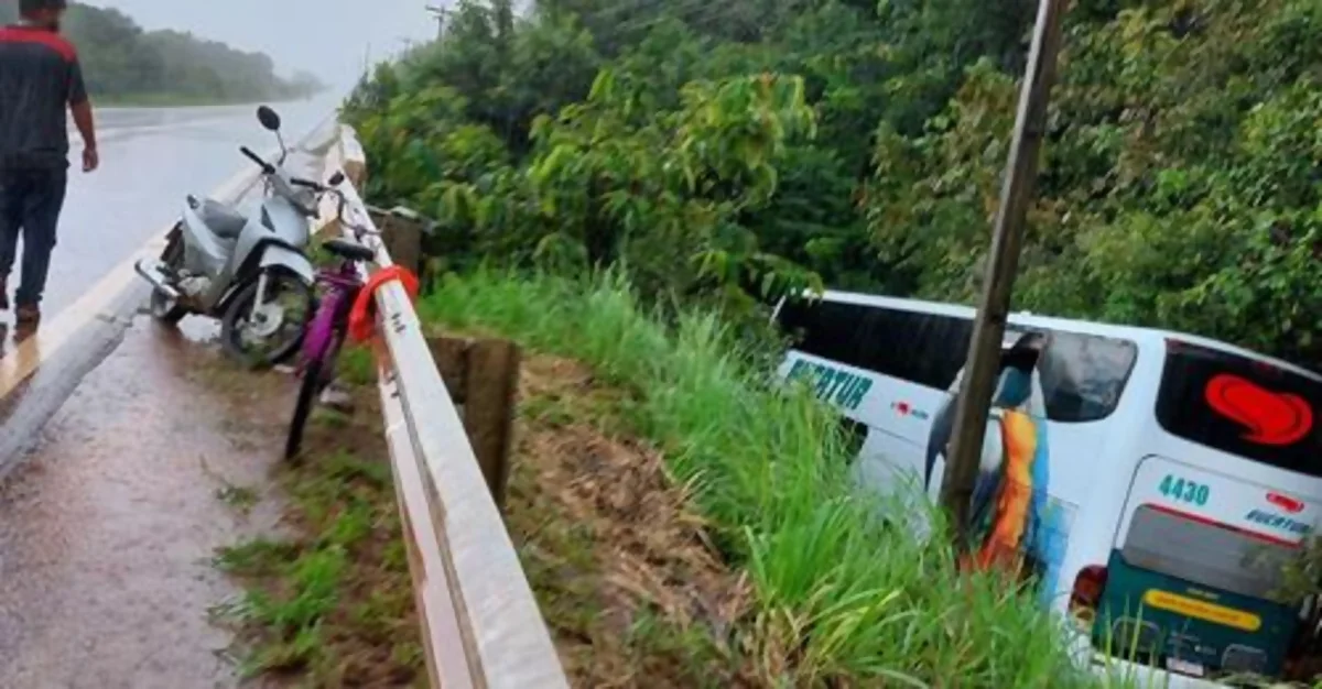 VÍDEO: Ônibus da Eucatur com 83 multas cai em igarapé na BR-319/RO
