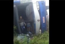 Ônibus com 14 multas tomba na BR-116/BA e deixa 8 feridos, em Vitória da Conquista