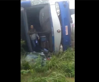 Ônibus com 14 multas tomba na BR-116/BA e deixa 8 feridos, em Vitória da Conquista