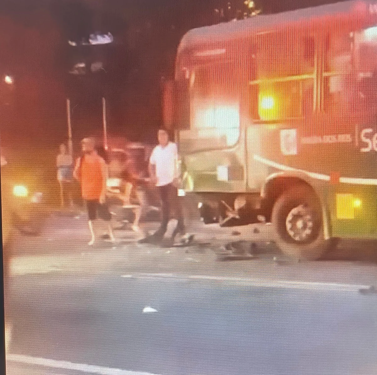 Acidente com ônibus e carro na Rio-Santos deixa feridos, em Angra dos Reis (RJ)