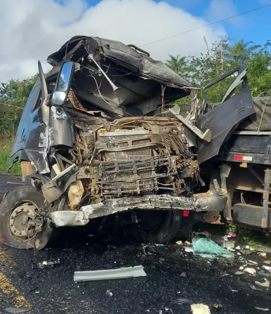 Motorista de ônibus morre ao colidir contra carreta Volvo na BA-026