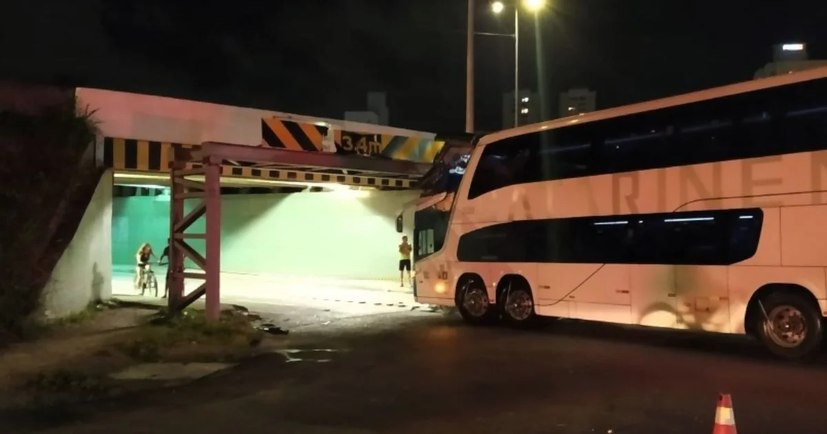 Ônibus da Catarinense bate em viaduto na BR-101/SC é passageira é arremessada para fora