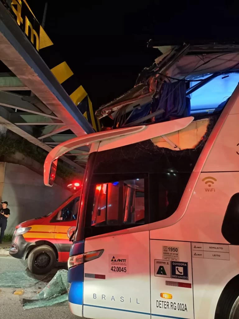 Ônibus da Catarinense bate em viaduto na BR-101/SC é passageira é arremessada para fora