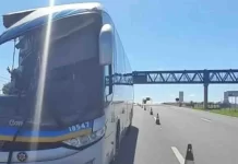 Ônibus da Cometa bate e motorista fica ferido, na D. Pedro I, em Campinas (SP)
