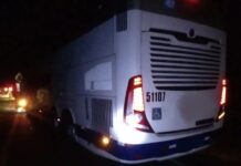 Ônibus colide na traseira de caminhão Mercedes na SP-300, em Avanhandava
