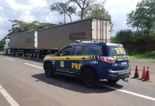 Caminhoneiro de bitrem é detido pela polícia por direção perigosa na BR-153/SP