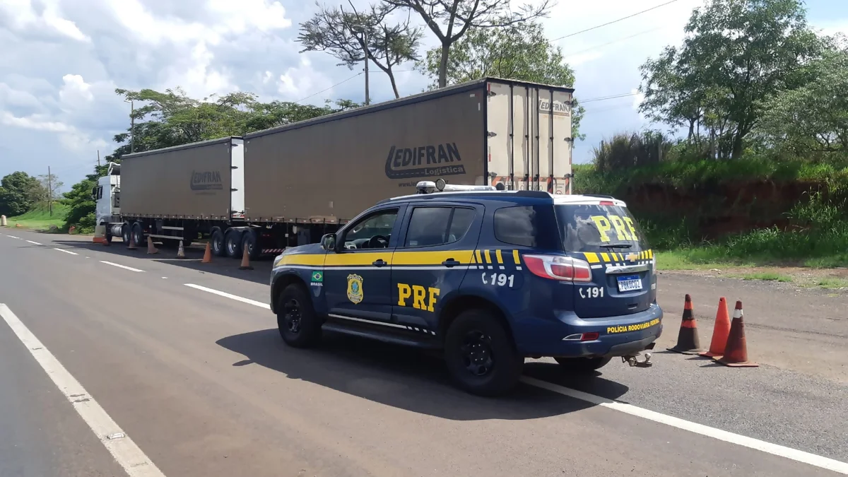 Caminhoneiro de bitrem é detido pela polícia por direção perigosa na BR-153/SP