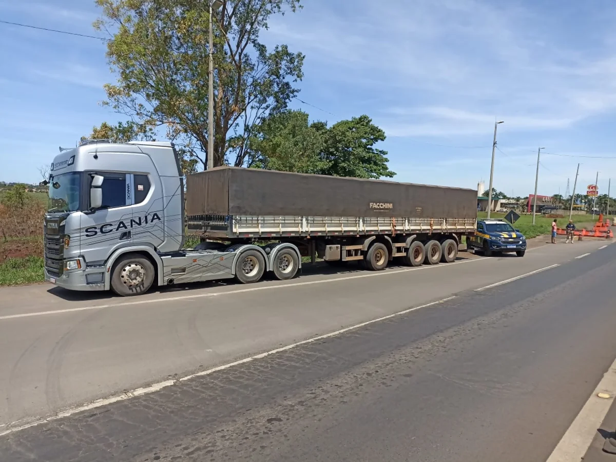 Carreta Scania "furtada" em SC é recuperada na BR-153, em SP Carreta Scania "furtada" em SC é recuperada na BR-153, em SP