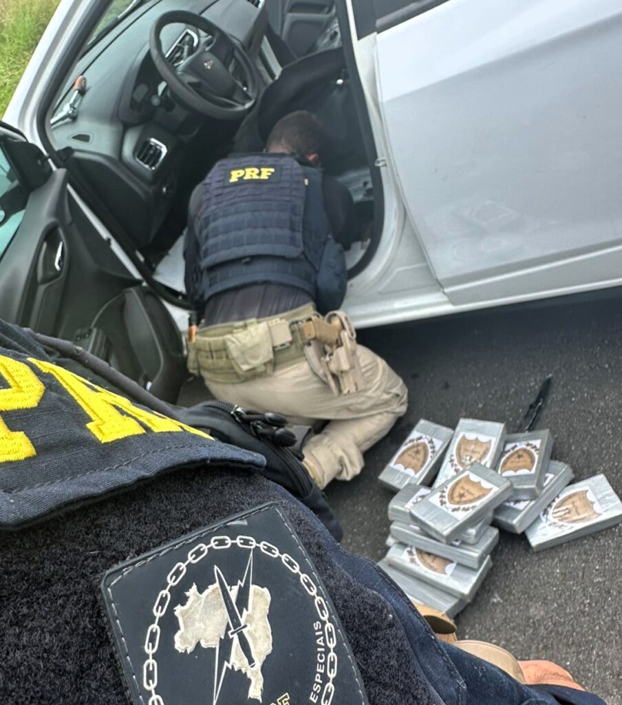 VÍDEO: Motorista foge da fiscalização no PR e é preso em SC com 50 tabletes de cocaína