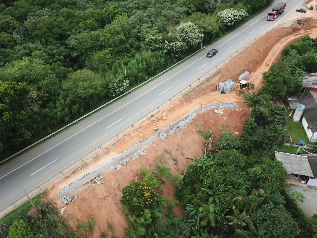 BR-101/SC passa por obra de adequação de acesso, em Paulo Lopes