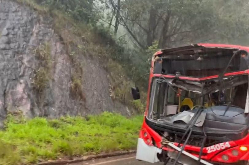 Ônibus bate em carreta na MG-030 e mais de 20 pessoas ficam feridas