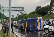Ônibus irregular da Prefeitura de Paulínia (SP) tomba e deixa 15 estudantes feridos