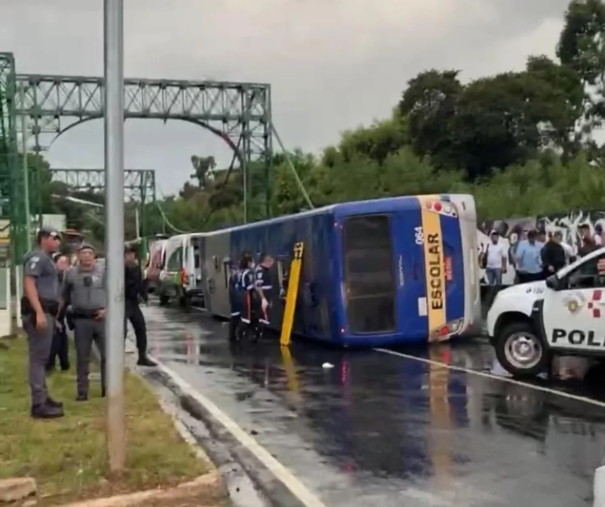 Ônibus irregular da Prefeitura de Paulínia (SP) tomba e deixa 15 estudantes feridos