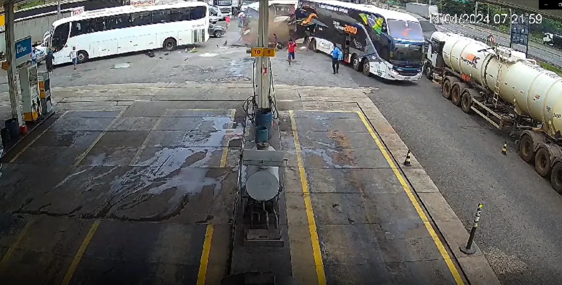 Vídeo mostra momento da batida do ônibus contra ônibus dentro do posto na Anhanguera Vídeo mostra momento da batida do ônibus contra ônibus dentro do posto na Anhanguera