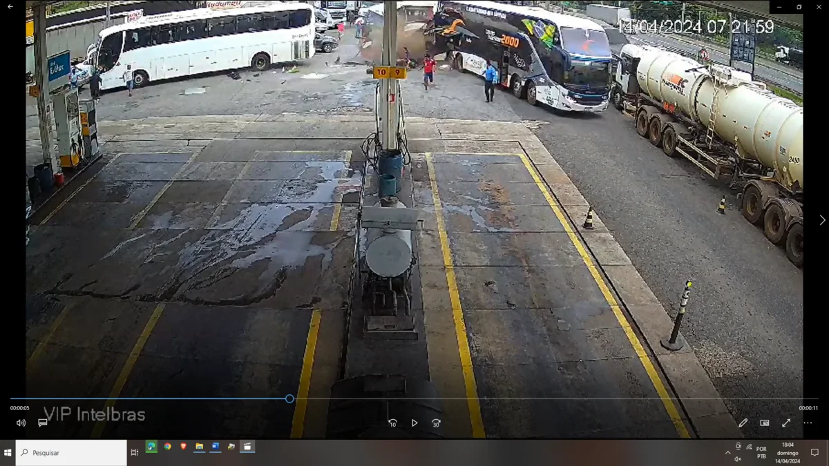 Vídeo mostra momento da batida do ônibus contra ônibus dentro do posto na Anhanguera