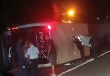 Ônibus da Penha tomba na Régis Bittencourt e deixa feridos, em Cajati (SP)
