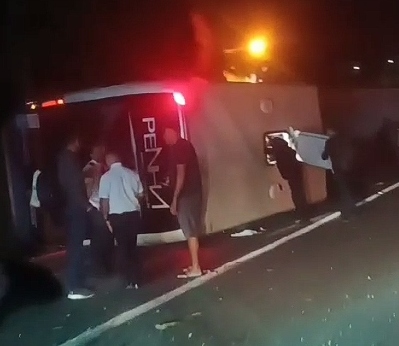 Ônibus da Penha tomba na Régis Bittencourt e deixa feridos, em Cajati (SP)