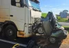 Carreta Volvo prensa Saveiro contra caminhão na BR-376/PR e mata uma pessoa