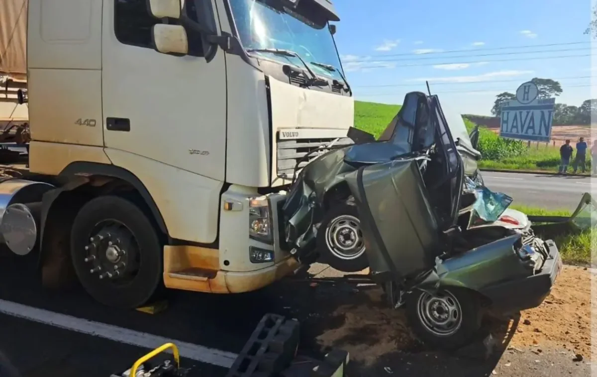 Carreta Volvo prensa Saveiro contra caminhão na BR-376/PR e mata uma pessoa