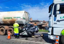Caminhoneiro da LogSul Logística prensa carro carreta matando condutor na BR-376/PR