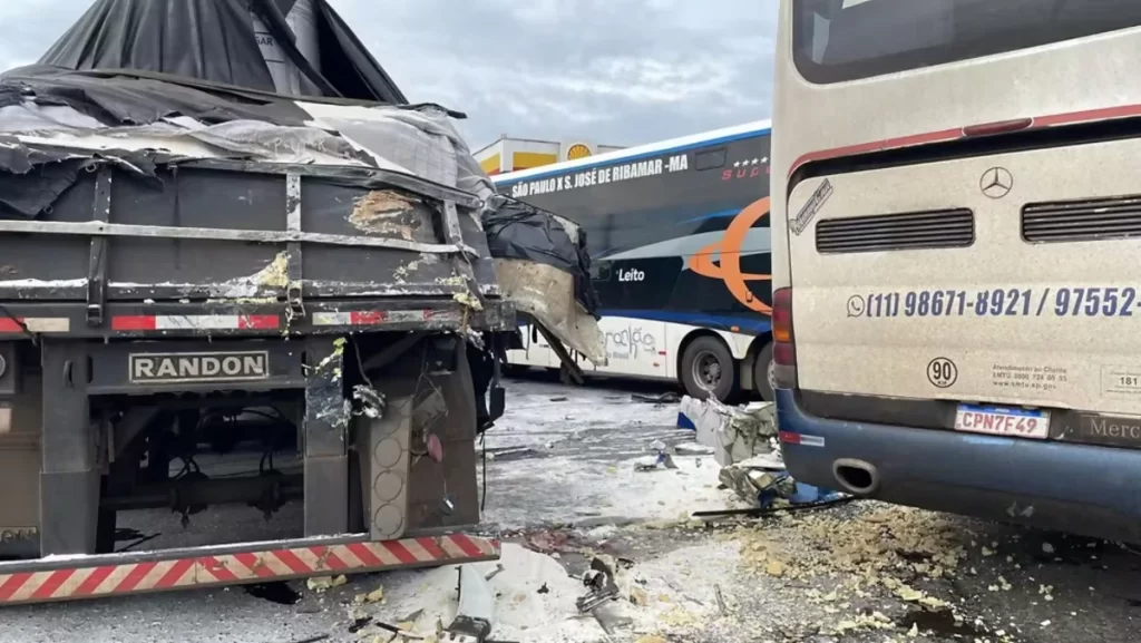 Ônibus irregular com 29 multas invade posto na Via Anhanguera, bate em 2 veículos e deixa 14 feridos