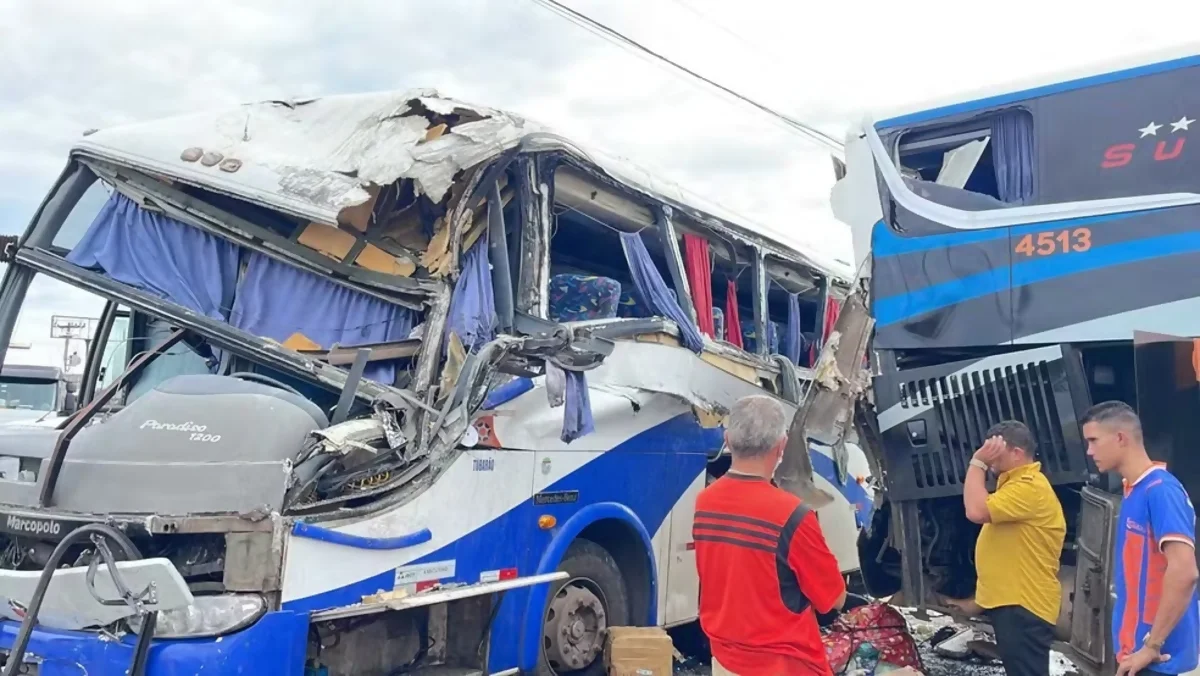 Ônibus irregular com 29 multas invade posto na Via Anhanguera, bate em 2 veículos e deixa 14 feridos