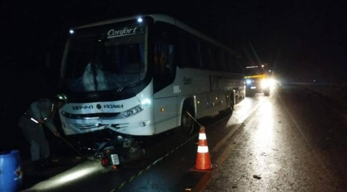 Motoqueiro morre em colisão com ônibus na GO-080, em Goianésia (GO)