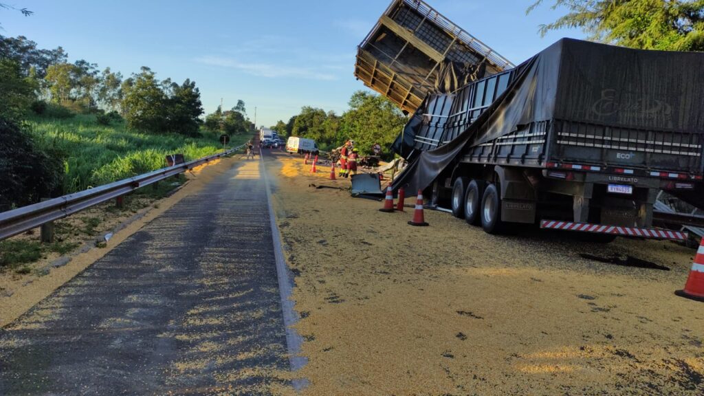 VÍDEO: Acidente na BR-163/MT entre carretas e carro mata 5 pessoas