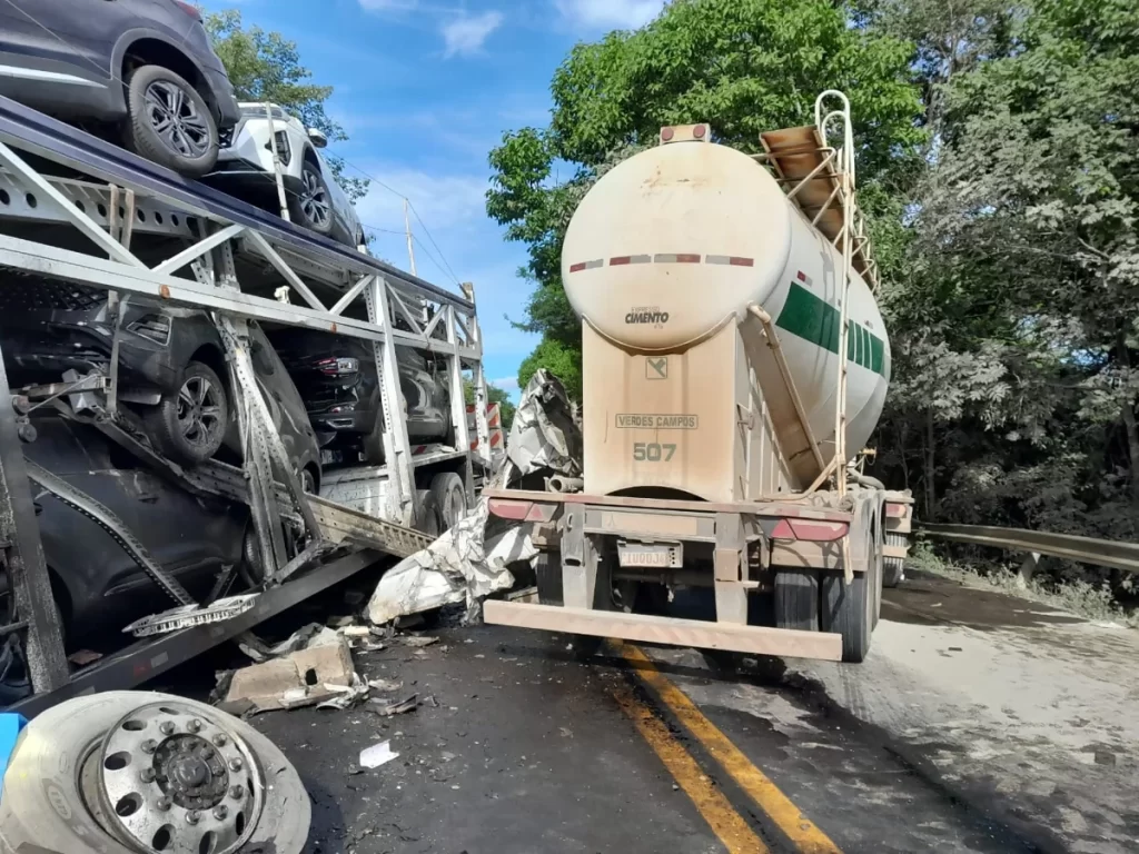 VÍDEO: Cegonha e carreta silo batem de frente e dois caminhoneiros morrem na BR-020/GO