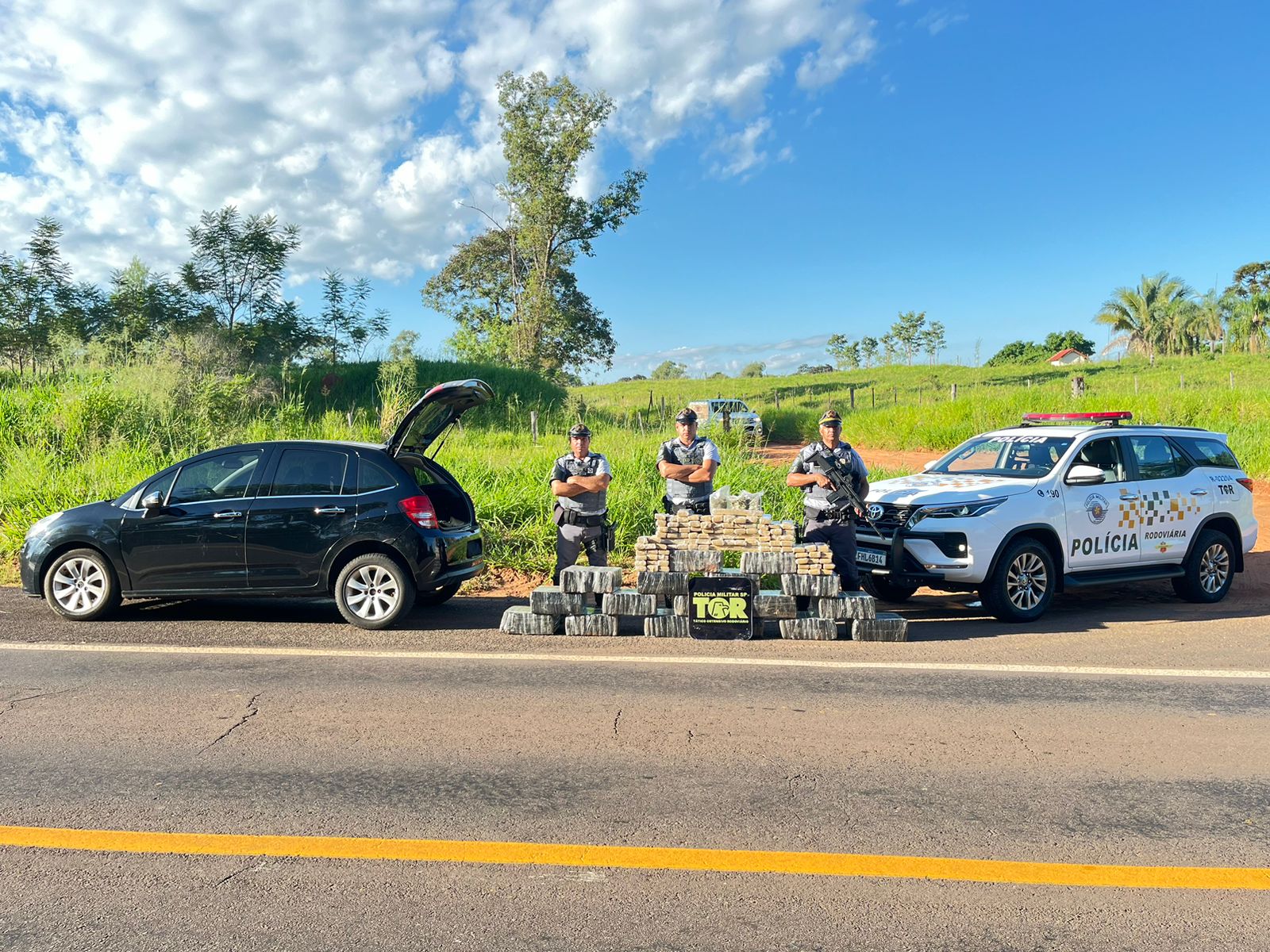 Polícia Rodoviária de SP prende traficante na SP-272 com 551 kg de drogas