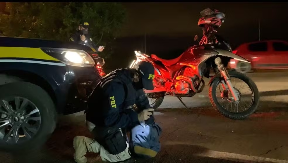 Motoqueiro sem CNH e irmão são presos na BR-393/RS após acidente
