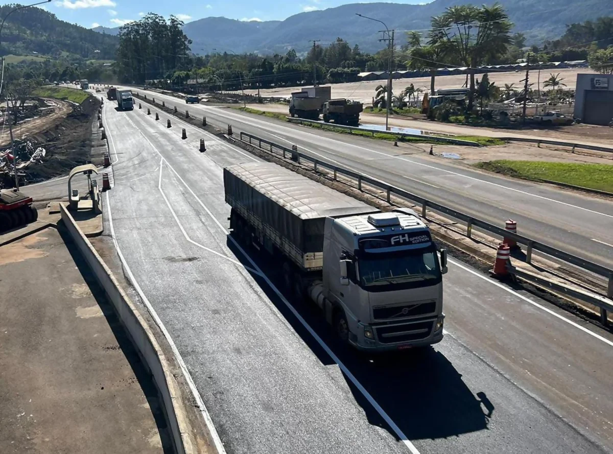 Liberada mais uma faixa na BR-386, em Marques de Souza (RS) Liberada mais uma faixa na BR-386, em Marques de Souza (RS)