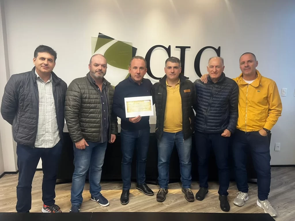 Clubes de veículos antigos gaúchos e de vários Estados apoiam corrente solidária no RS