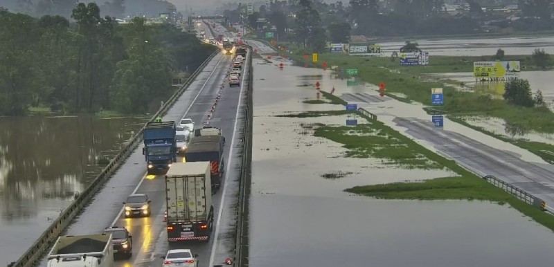 Rodovia BR-101/SC está com bloqueios em vários pontos, em Santa Catarina Rodovia BR-101/SC está com bloqueios em vários pontos, em Santa Catarina