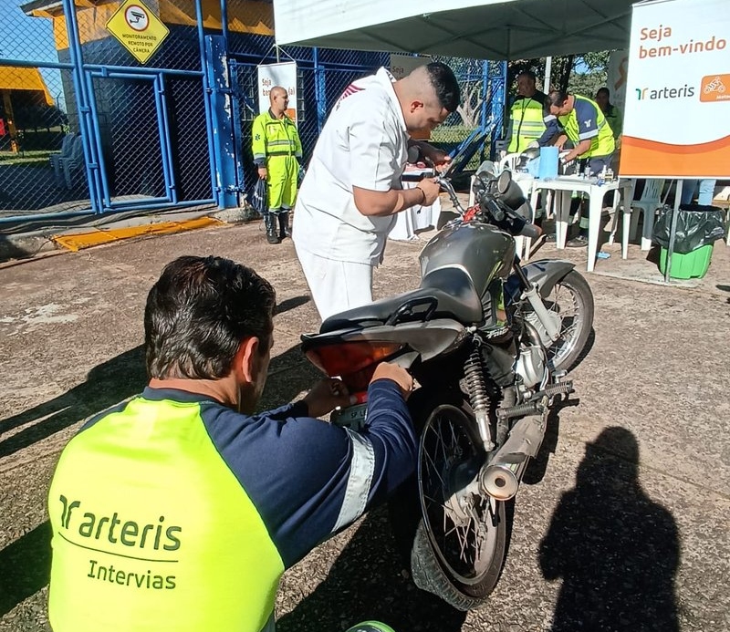 Motoqueiros recebem, na Via Anhanguera, orientação de como pilotar com segurança