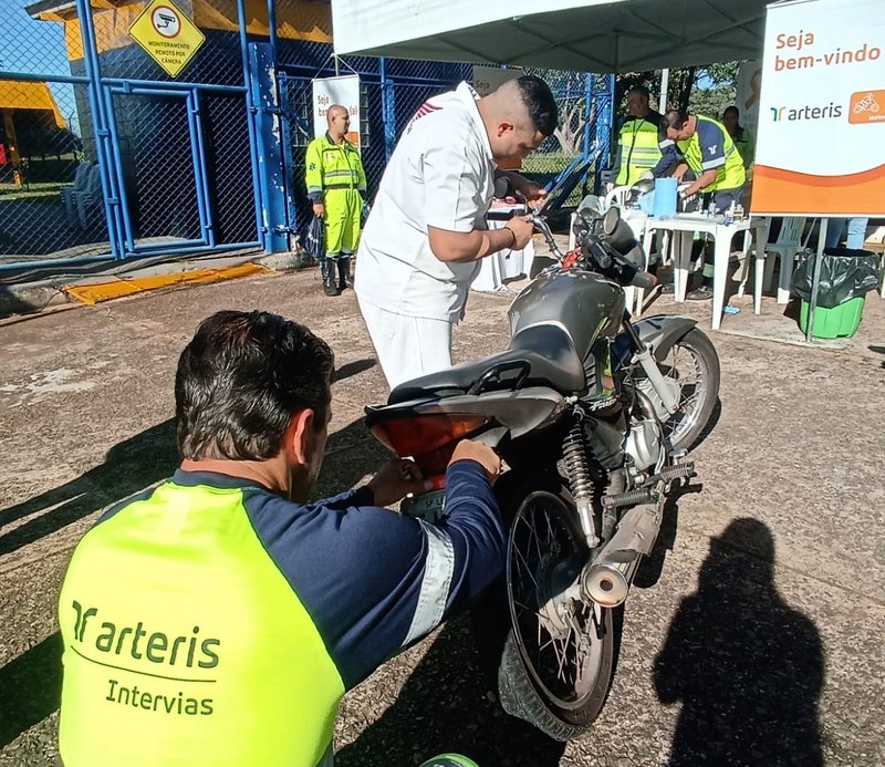 Motoqueiros recebem, na Via Anhanguera, orientação de como pilotar com segurança Motoqueiros recebem, na Via Anhanguera, orientação de como pilotar com segurança