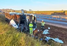 Ônibus que tombou na Anhanguera tinha várias multas por excesso de velocidade