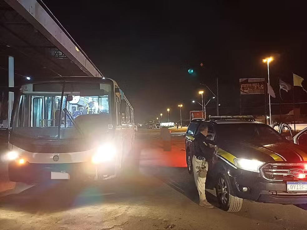 Ônibus e motorista irregulares são flagrados na BR-232, em Bezerros, no Agreste pernambucano