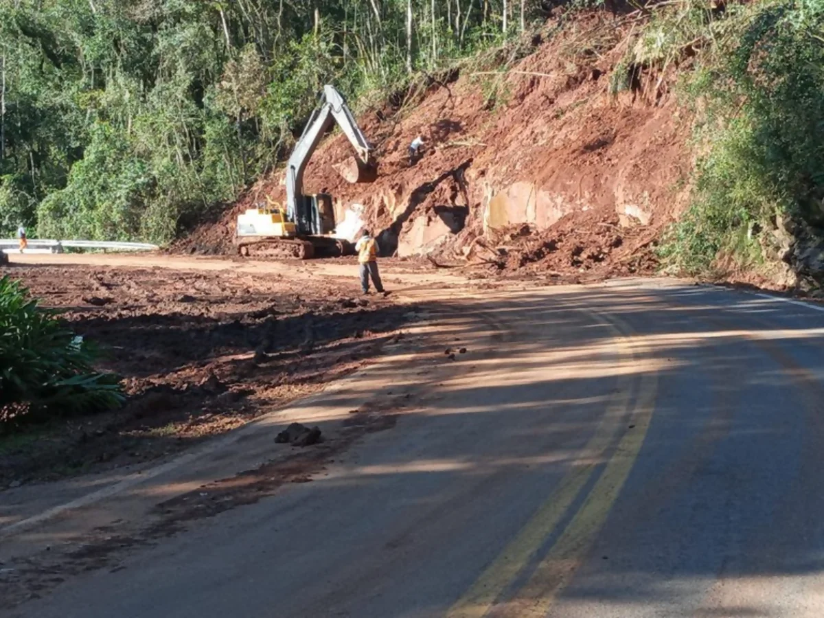 Equipes atuam dia e noite para recuperar a BR-470/RS, rodovia mais afetada pelas chuvas Equipes atuam dia e noite para recuperar a BR-470/RS, rodovia mais afetada pelas chuvas