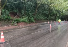 Trecho da BR-116/RS está totalmente interditado devido à queda de barreira Trecho da BR-116/RS está totalmente interditado devido à queda de barreiraO tráfego no km 219 da BR-116/RS, em Morro Reuter (RS), está totalmente interditado, desde as primeiras horas deste sábado (25), por conta de queda de barreira na noite desta sexta-feira (24). De acordo com o Departamento Nacional de Infraestrutura de Transportes (DNIT), equipes sinalizam o local com desvio do tráfego pela cidade e já trabalham na limpeza da pista. Ainda não há previsão de liberação. Mais informações no site do Dnit ou por meio da rede social Twitter.