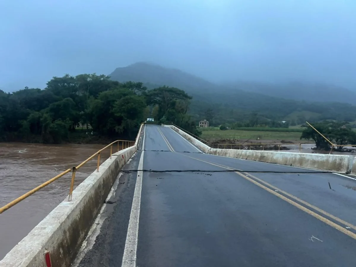 Ponte sobre o Rio Caí, no km 174 da BR-116/RS, permanecerá bloqueada Ponte sobre o Rio Caí, no km 174 da BR-116/RS, permanecerá bloqueada