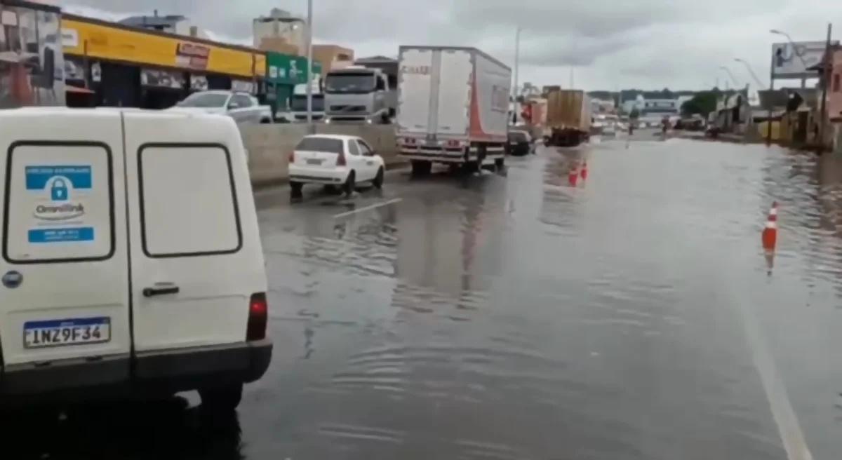 Nível do Rio dos Sinos sobe e trecho da BR-116/RS tem tráfego restrito, em São Leopoldo Nível do Rio dos Sinos sobe e trecho da BR-116/RS tem tráfego restrito, em São Leopoldo