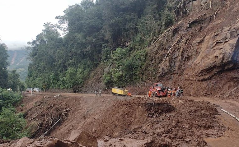 Equipes atuam dia e noite para recuperar a BR-470/RS, rodovia mais afetada pelas chuvas Equipes atuam dia e noite para recuperar a BR-470/RS, rodovia mais afetada pelas chuvas