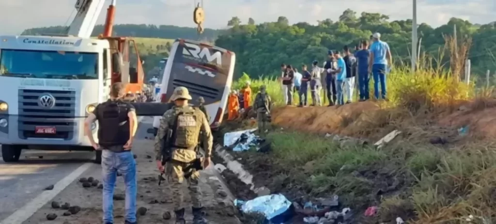 Motorista de ônibus da tragédia com 9 mortes na BR-101/BA é indiciado por homicídio culposo