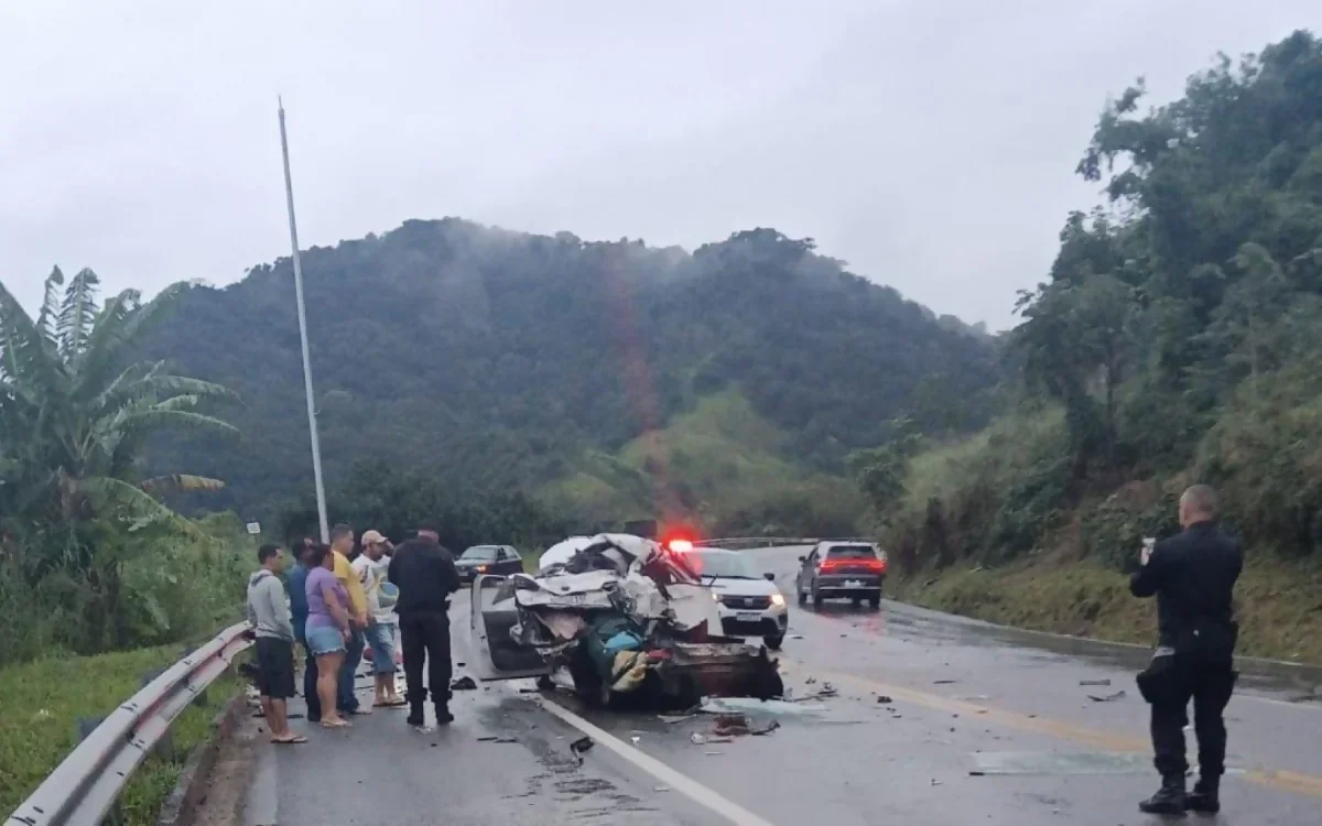 Acidente entre ônibus e carro termina com homem e três jovens mortos em Mangaratiba Acidente entre ônibus e carro termina com homem e três jovens mortos em Mangaratiba