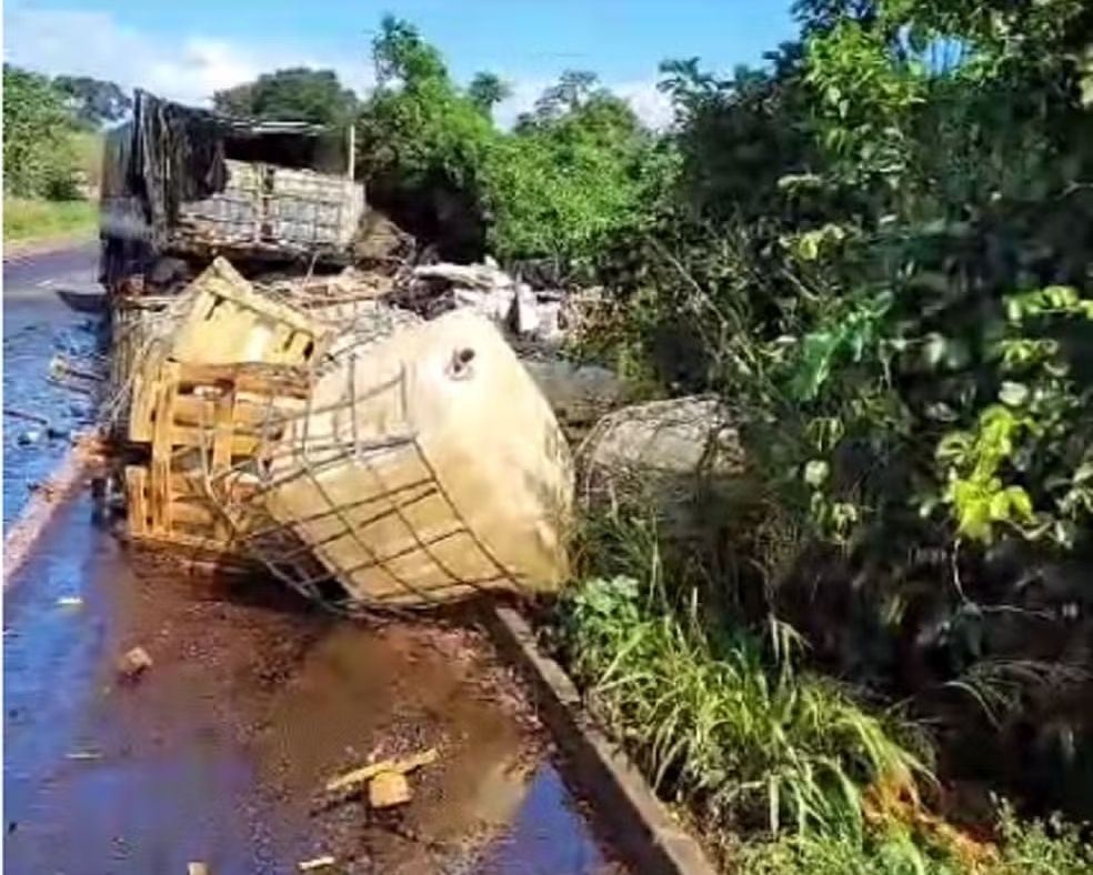 Acidente entre carretas deixa casal morto e 1 ferido grave na BR-226, no Tocantins