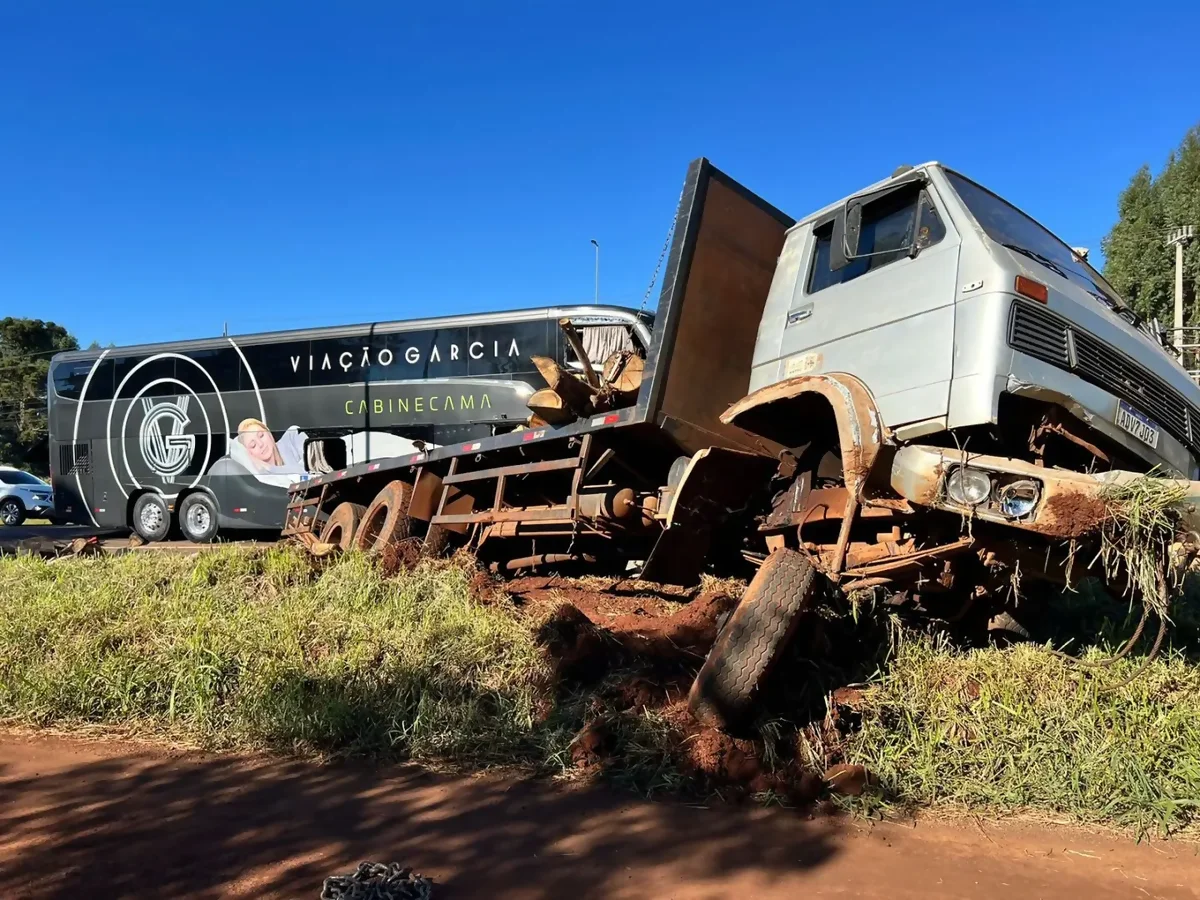 Colisão entre ônibus e caminhão na BR-277, em Cascavel (PR), deixa 12 feridos Colisão entre ônibus e caminhão na BR-277, em Cascavel (PR), deixa 12 feridos