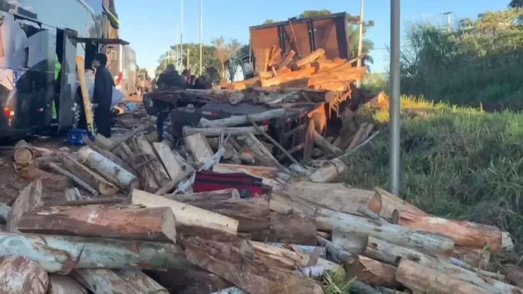 Colisão entre ônibus e caminhão na BR-277, em Cascavel (PR), deixa 12 feridos