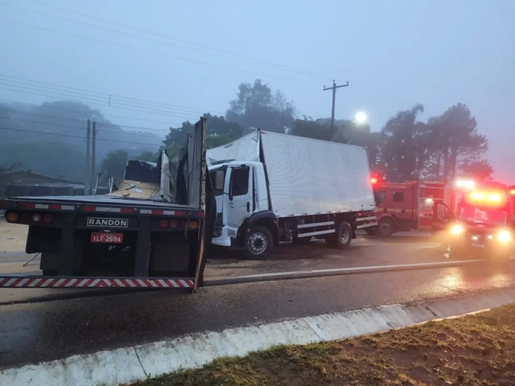 Motorista de ônibus morre e outras duas pessoas ficam feridas em acidente na BR-285, em Muitos Capões (RS).