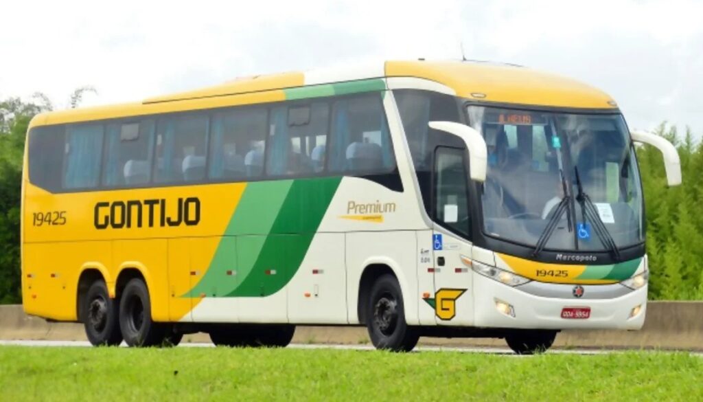 Ônibus da Gontijo colide em carreta na BR-381 e deixa feridos